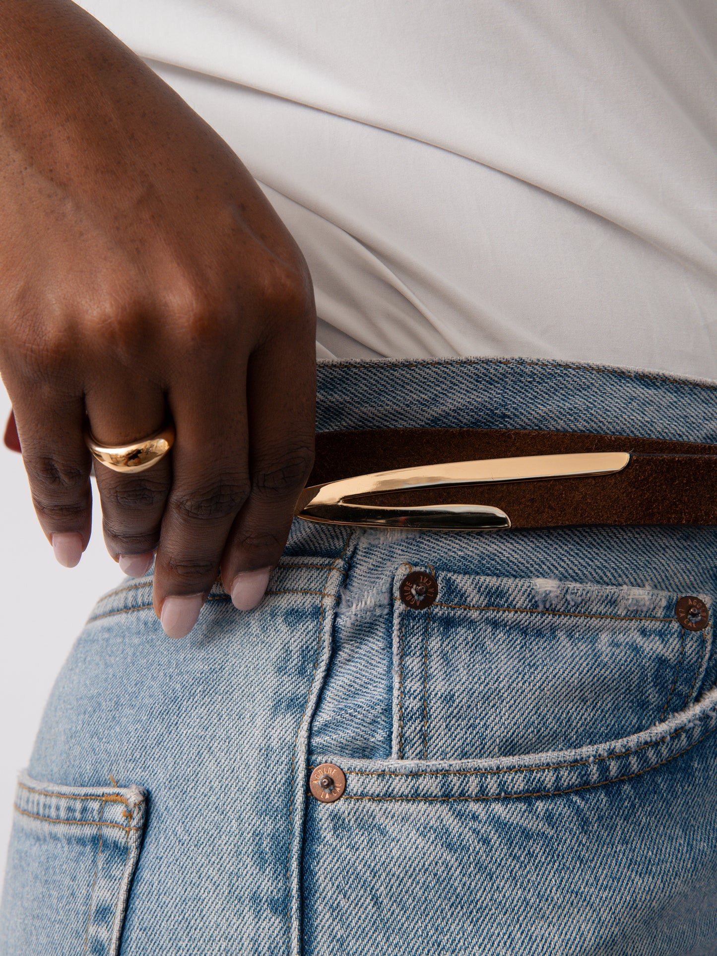 Modern Saddle Belt in Warm Truffle