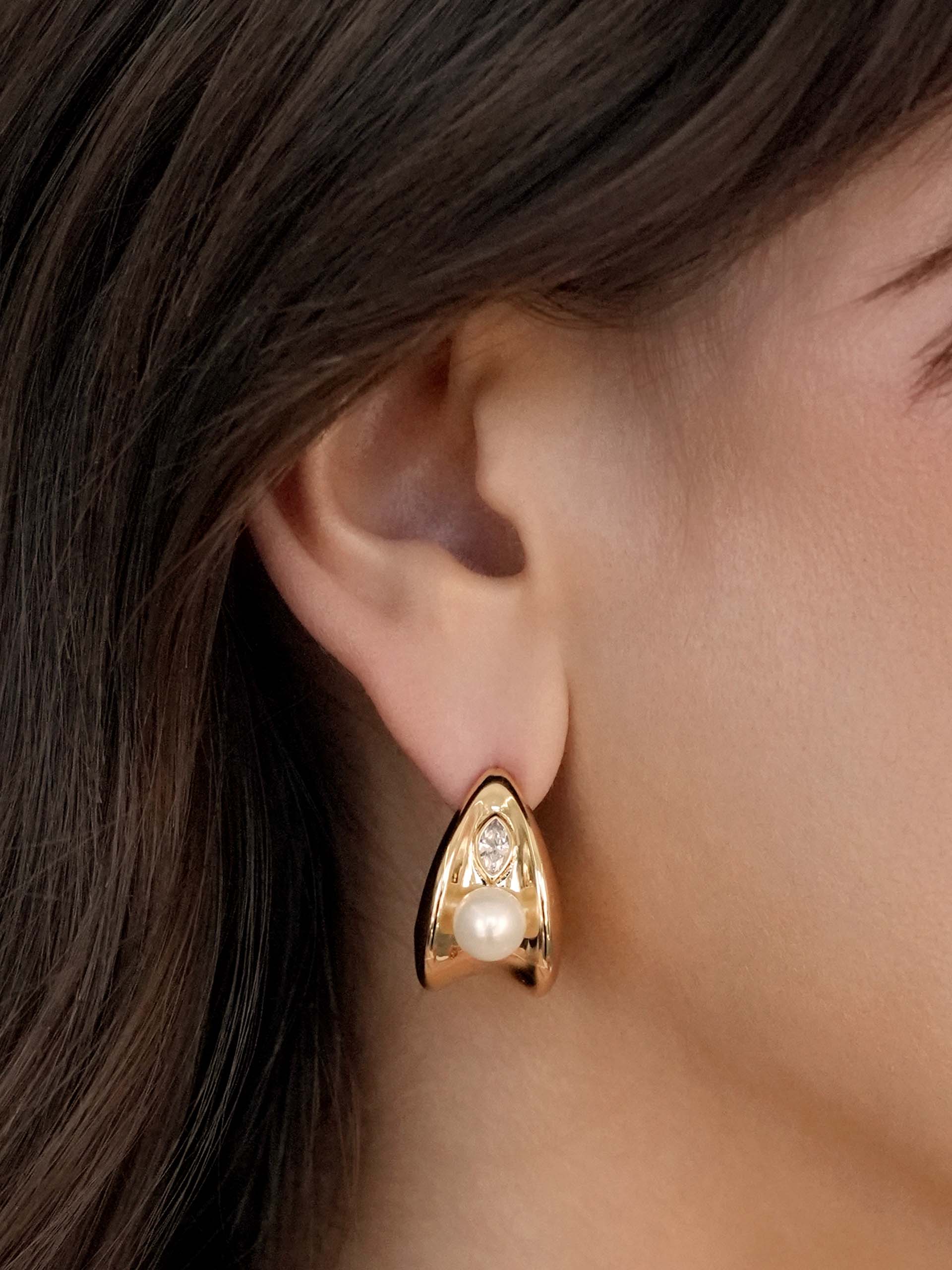 Soft Curve Earrings Clear Crystal with 18k Gold Plating model