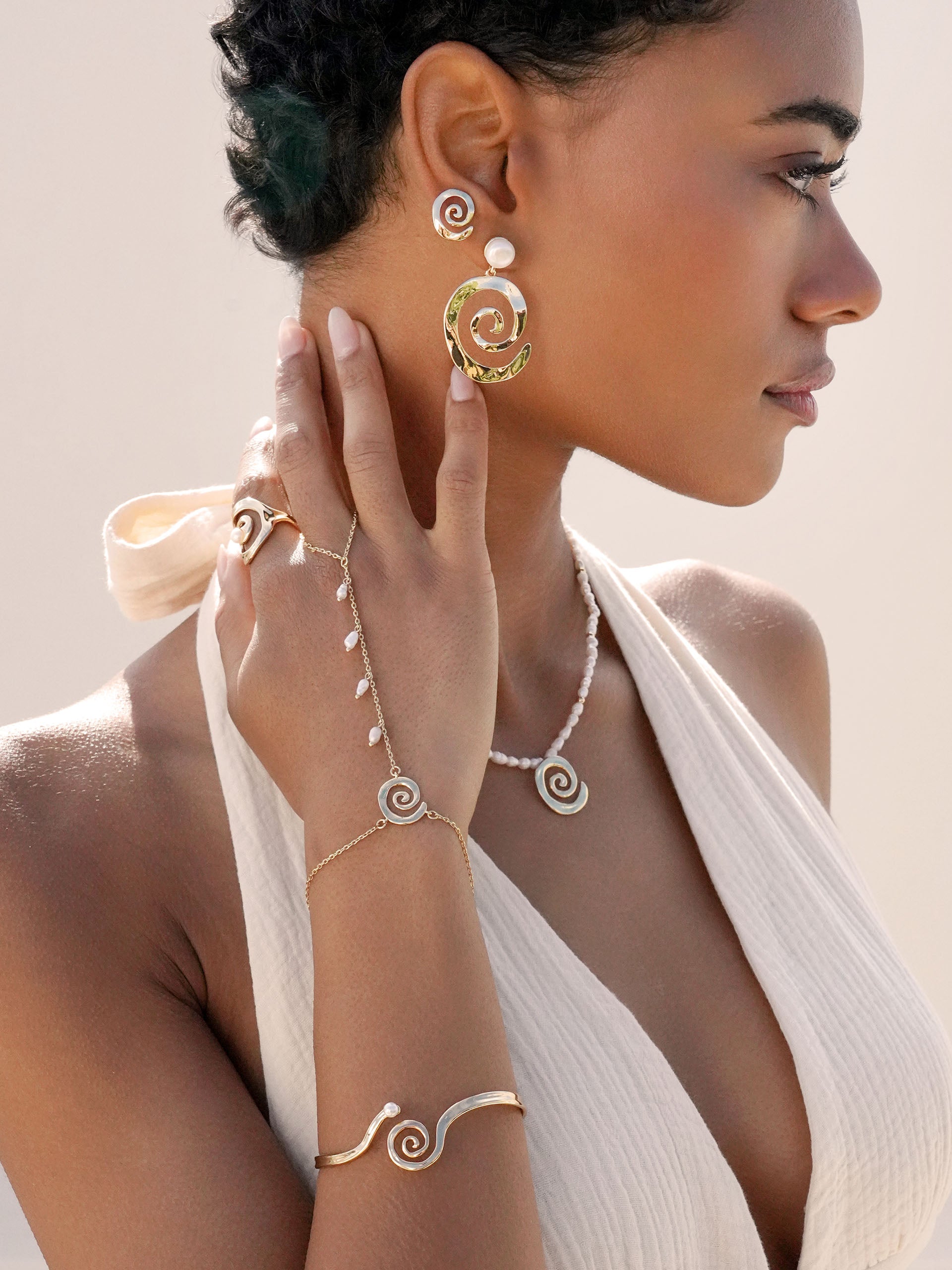 Aura Swirl Studs 18k Gold Plated model 2