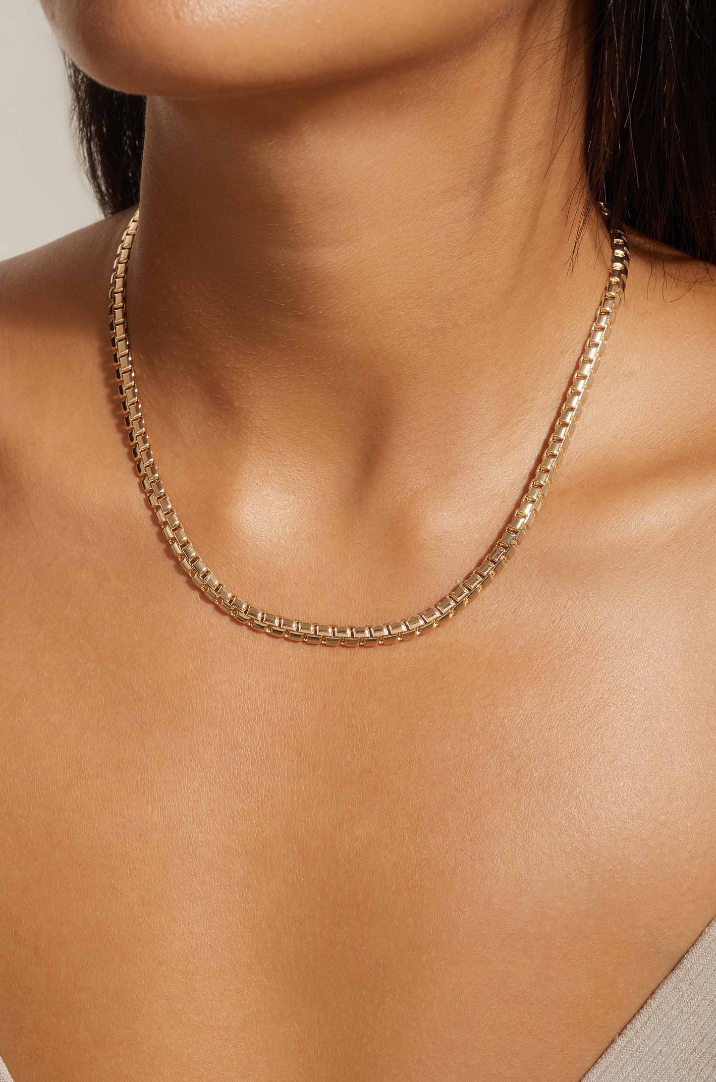 Single Rolo Chain Necklace on a model 3