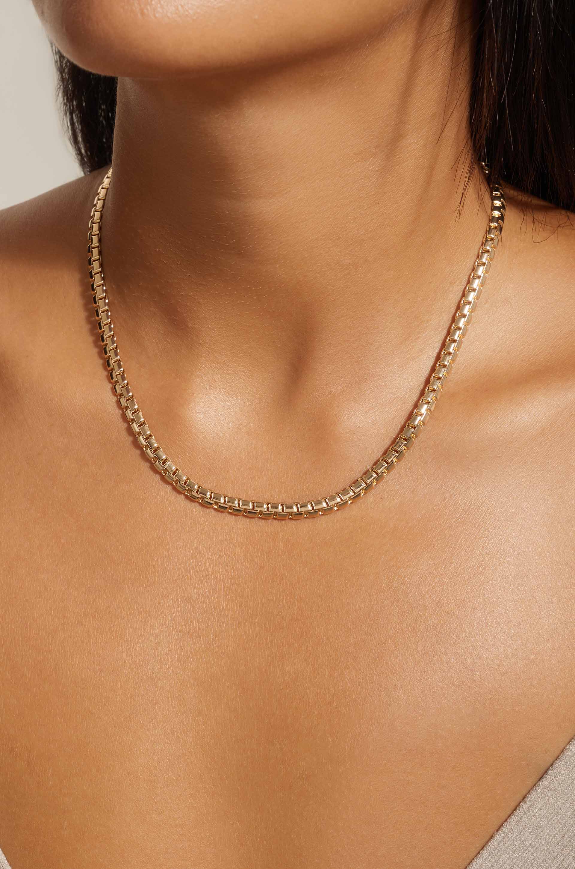 Single Rolo Chain Necklace on a model 3