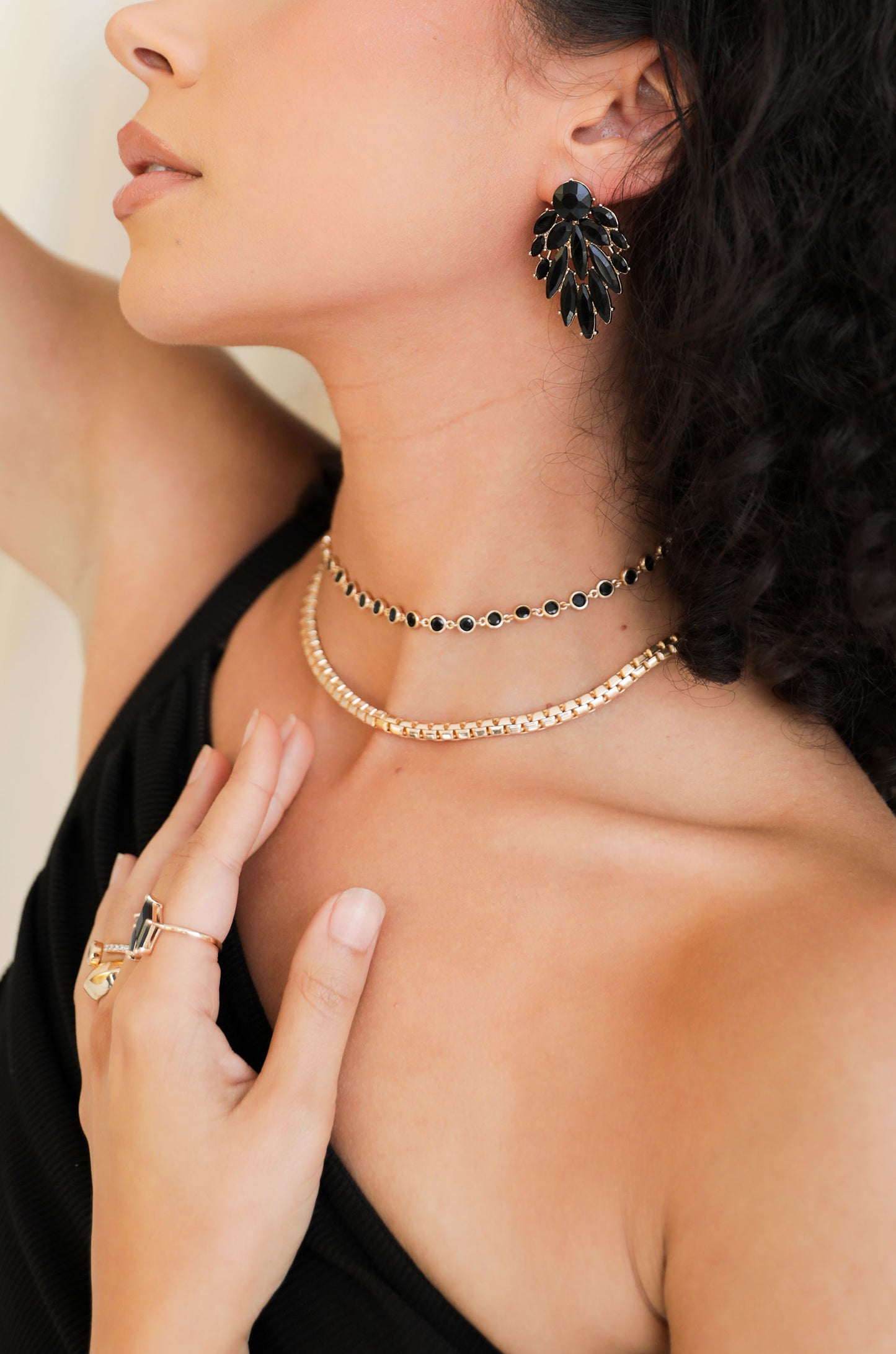Single Rolo Chain Necklace on model 2