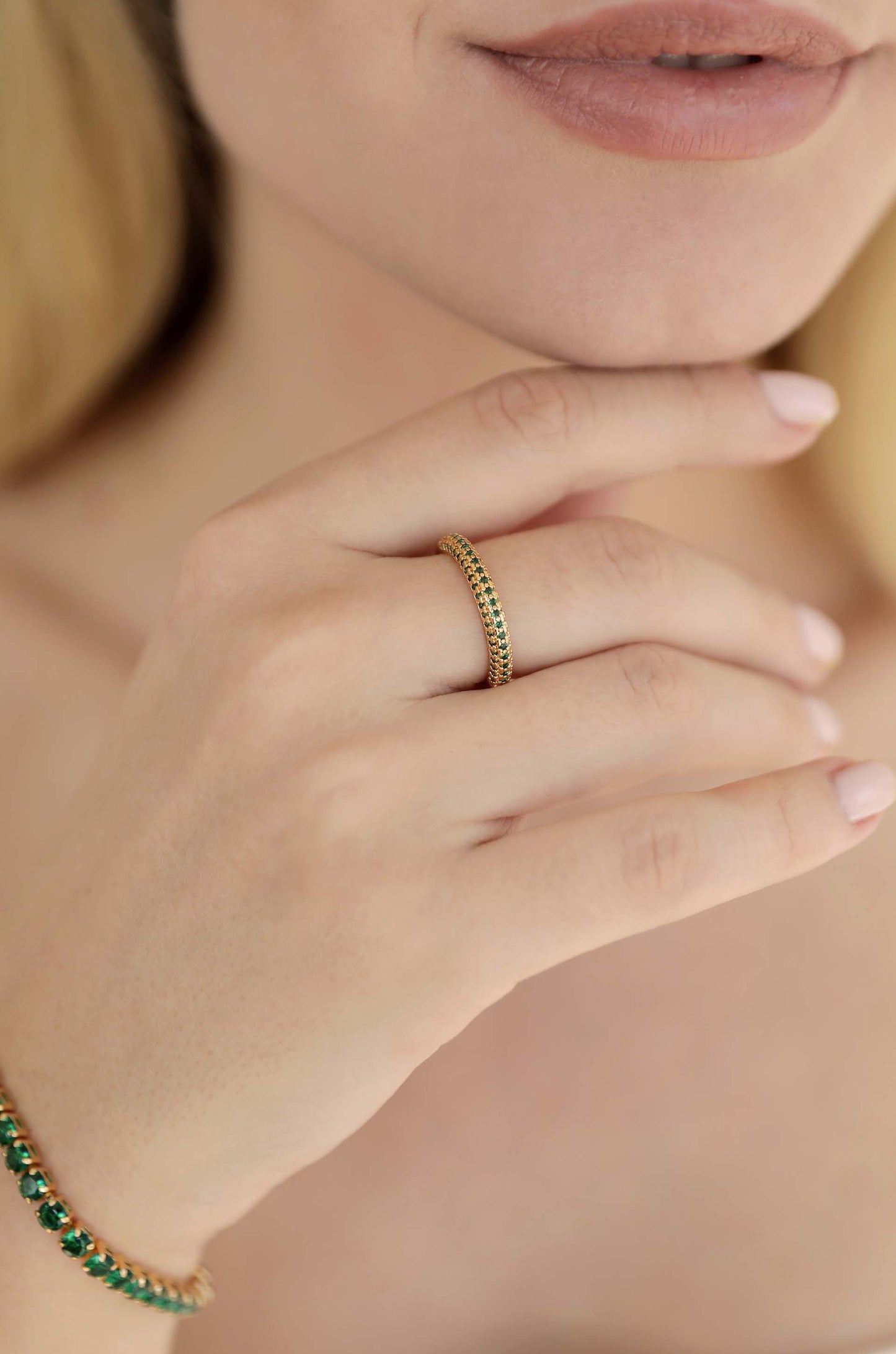 Simple Sparkle Band Ring Set in green model