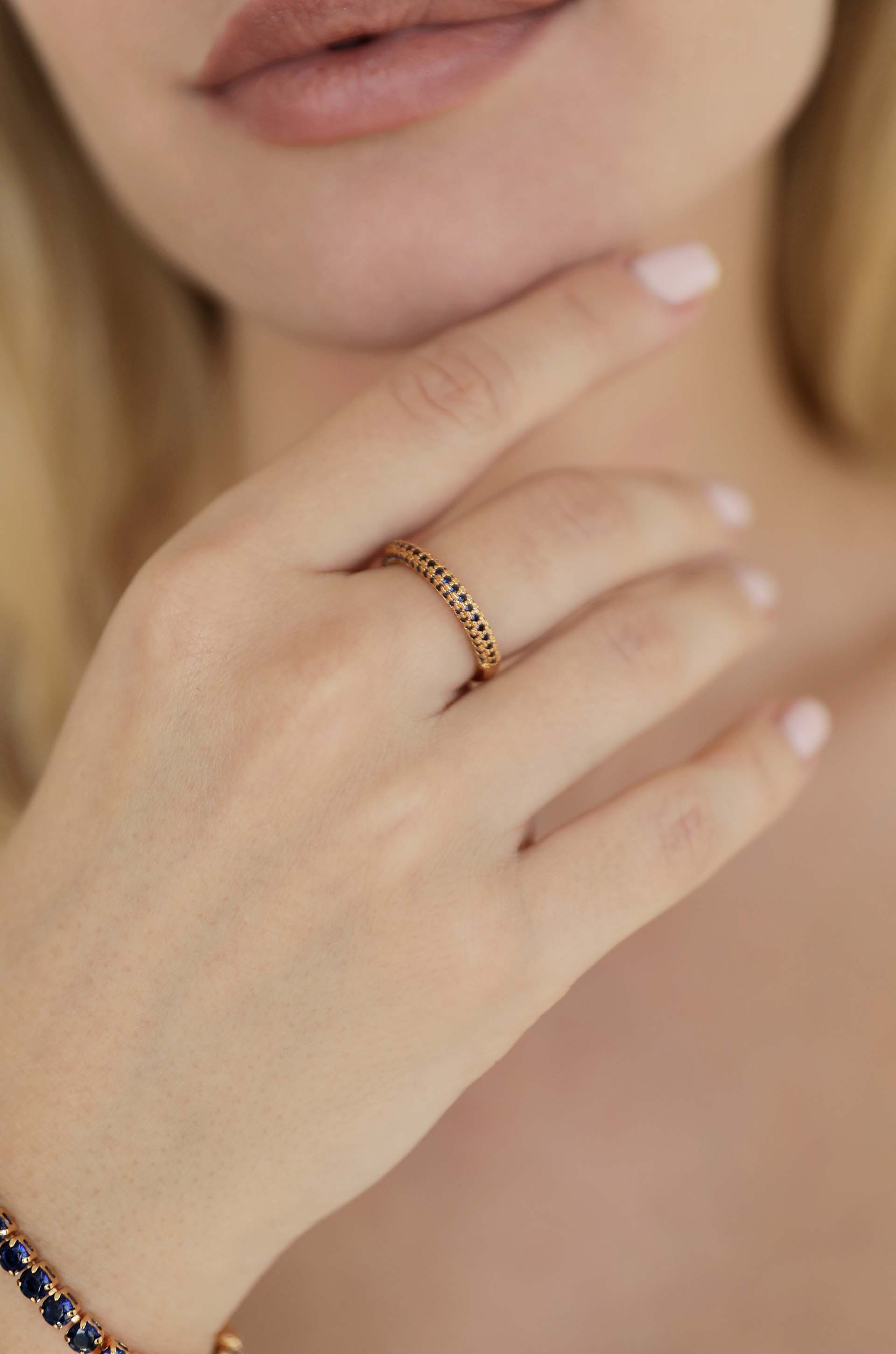 Simple Sparkle Band Ring Set in sapphire model