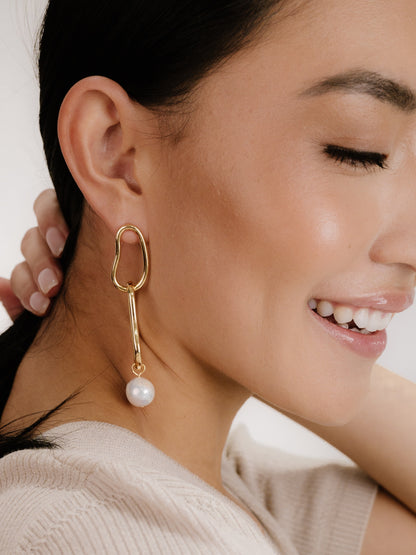 Mara Dangle Pearl Earrings on model 3