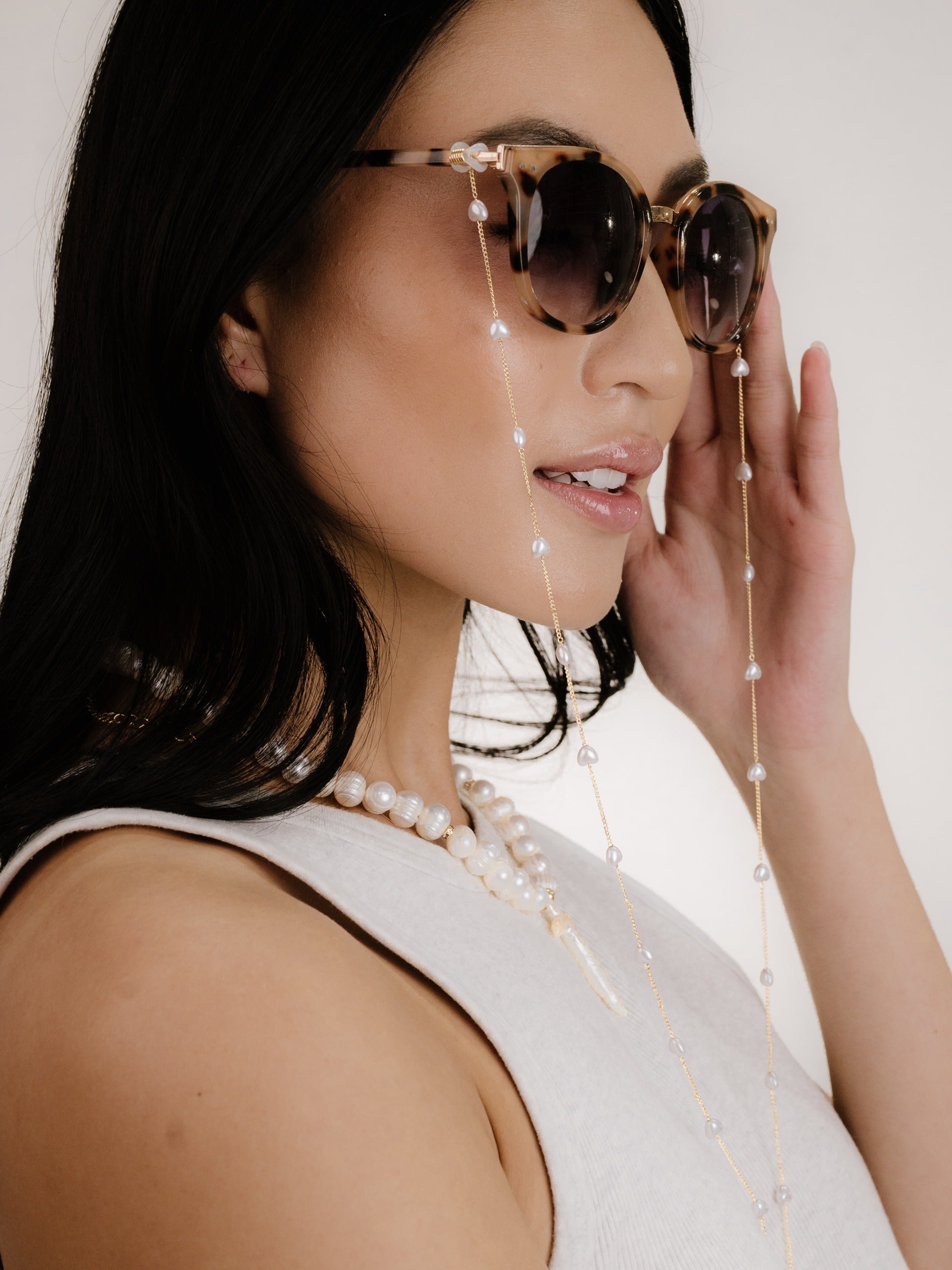 Pearl Lovers Glasses Chain on model 4