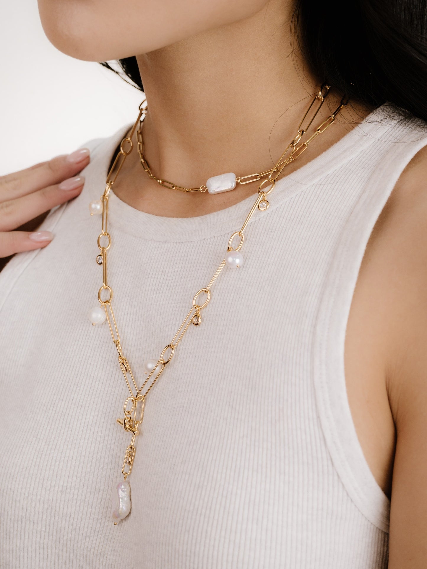 Deep Water Pearl Lariat Necklace on model 2