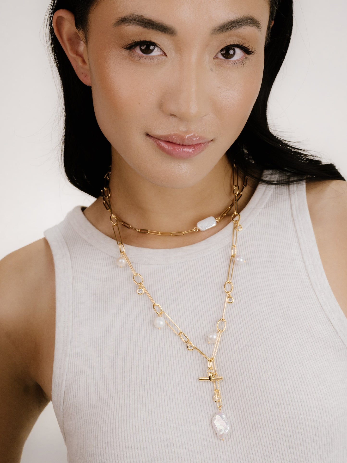 Deep Water Pearl Lariat Necklace on model 4