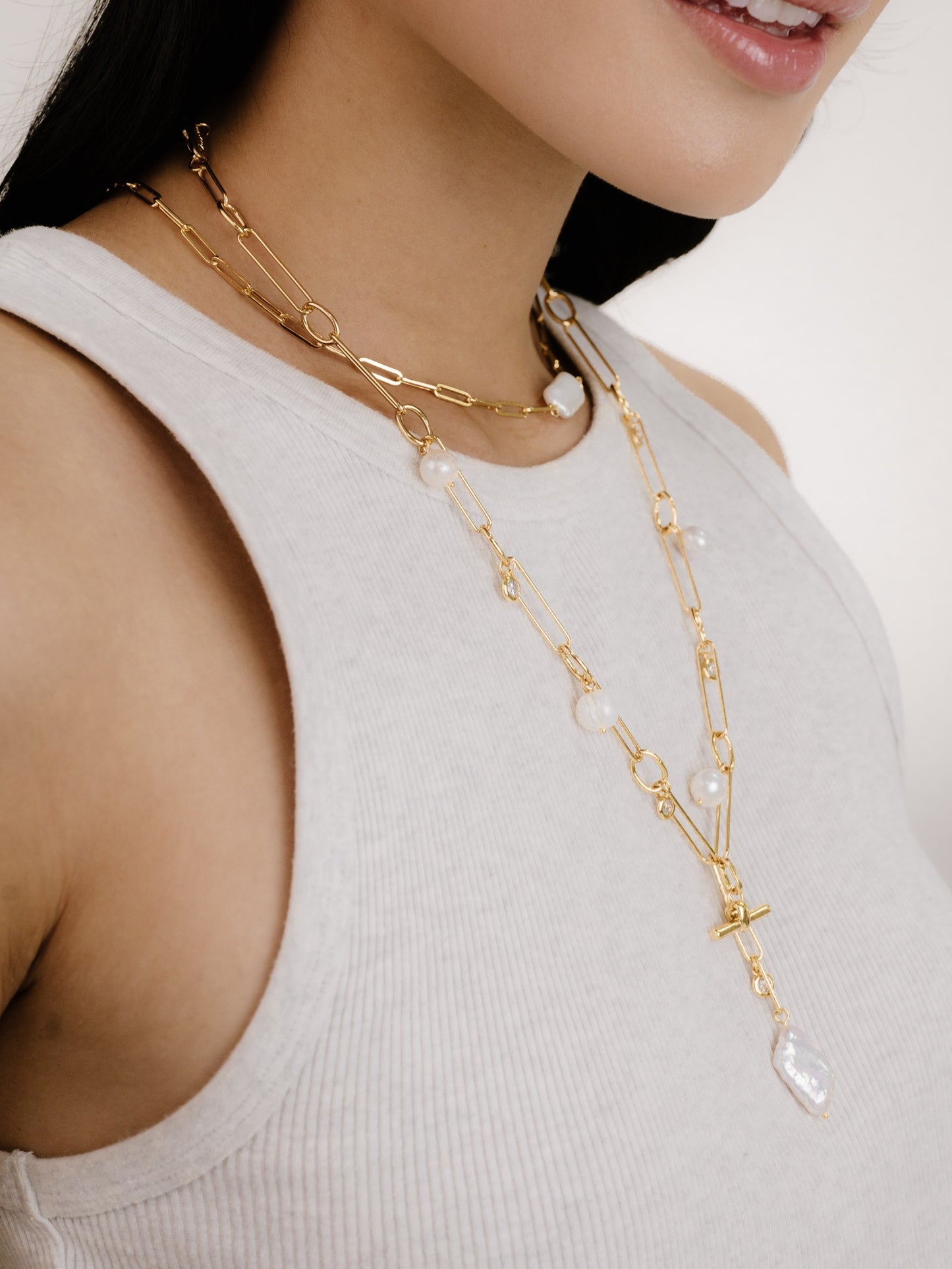 Deep Water Pearl Lariat Necklace on model 6