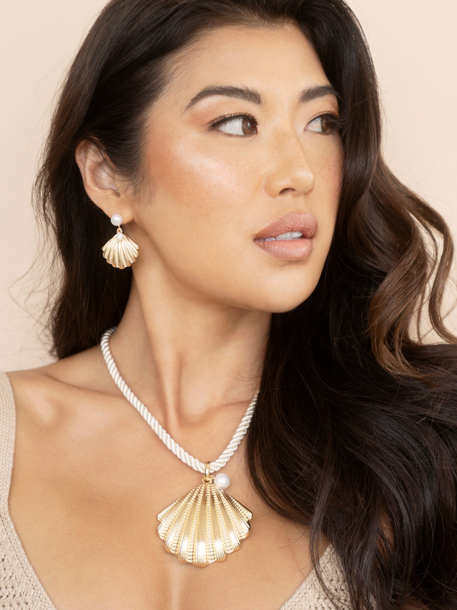 Scallop Shell Pendant Necklace on model 3