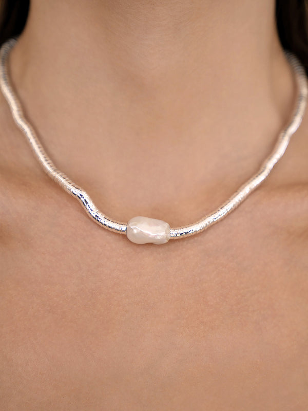 Liquid Gold and Pearl Choker Second