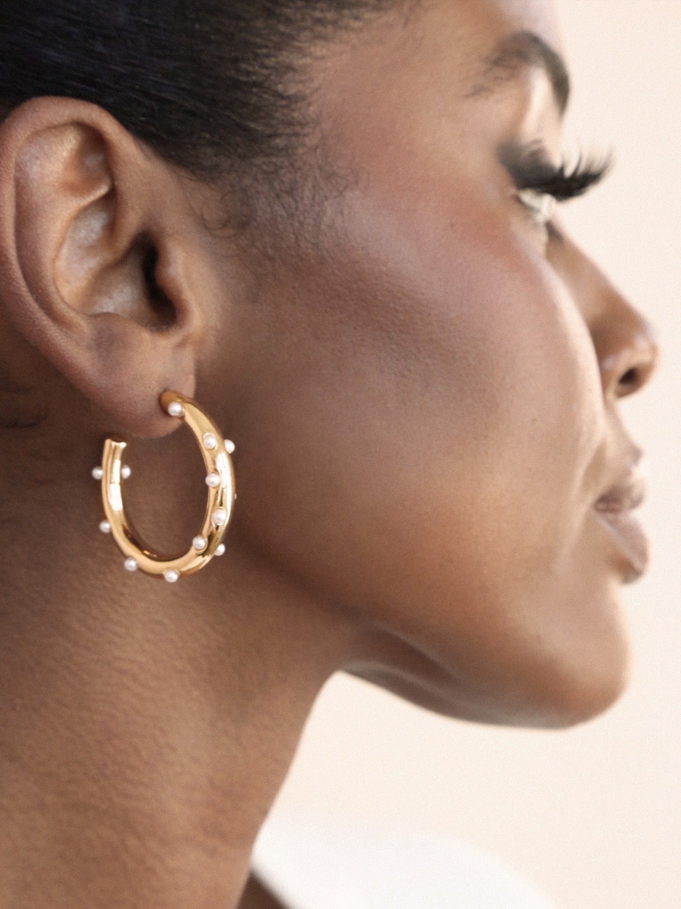 Spotted Pearl Hoop Earrings on model 2
