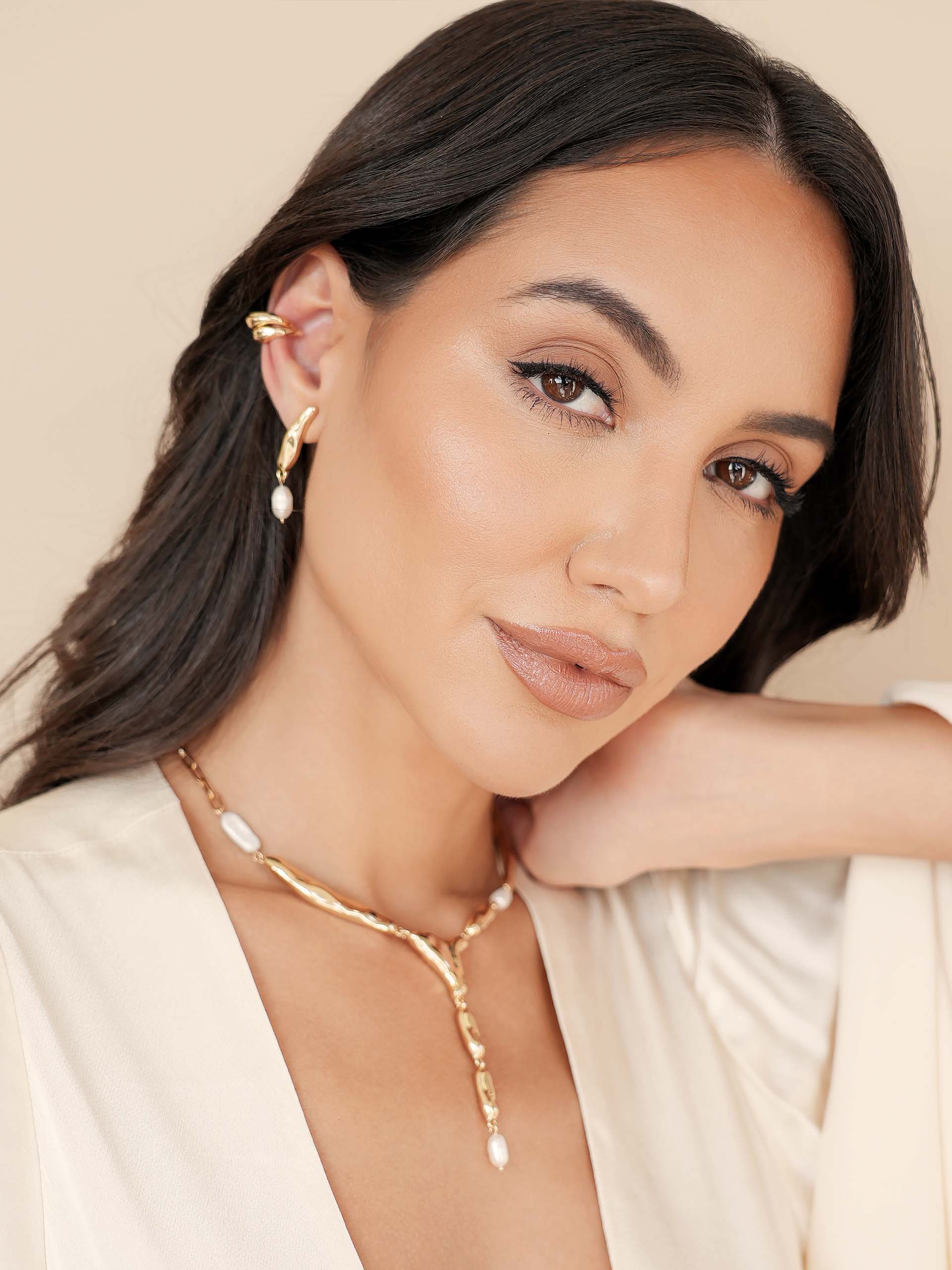 Liquid Luxe Pearl Earrings Pearl with 18k Gold Plating model 2