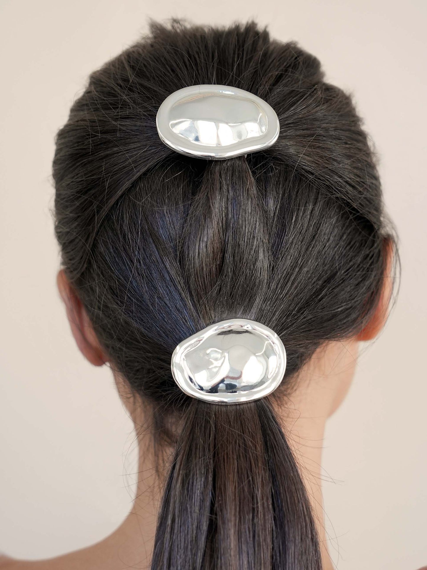 Liquid Luxe Hair Tie Silver with Black Elastic model
