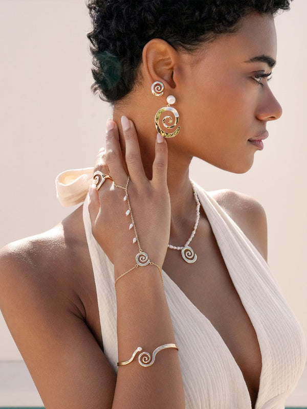 Aura Pearl Hand Chain Second