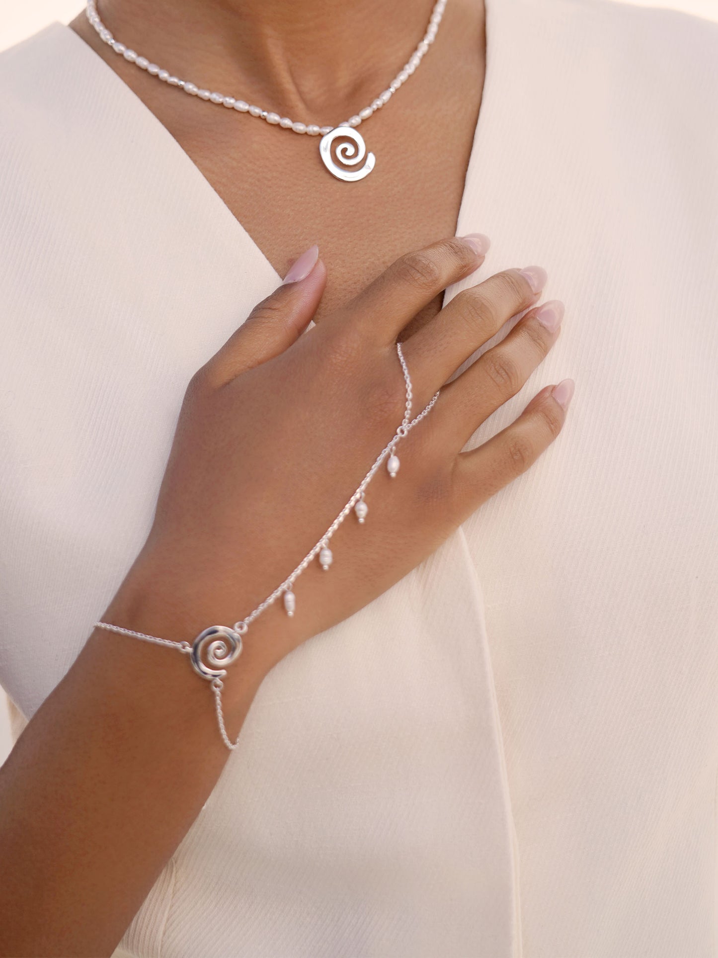 Aura Pearl Hand Chain Pearl with Silver Plating model 3