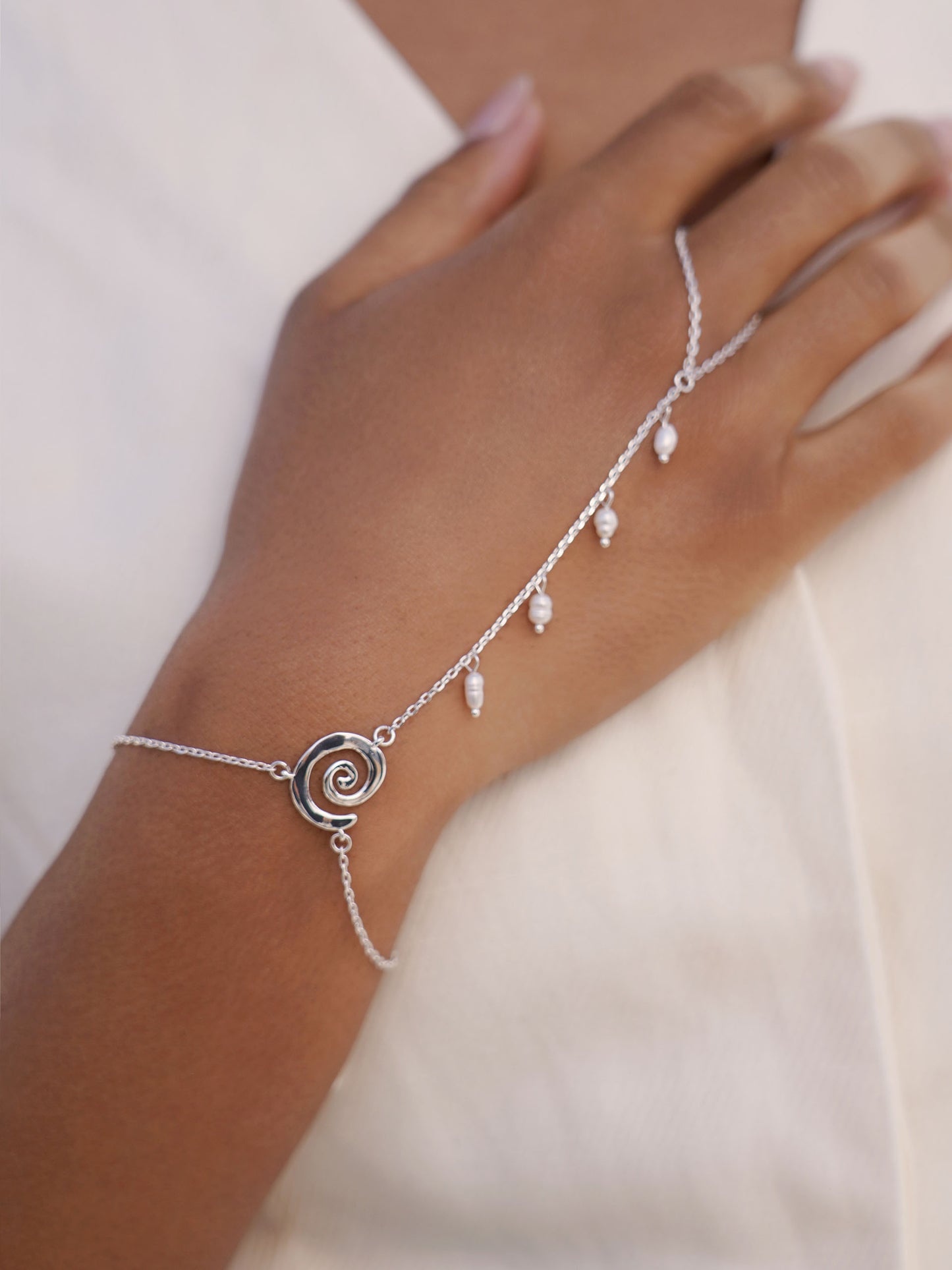 Aura Pearl Hand Chain Pearl with Silver Plating model 2