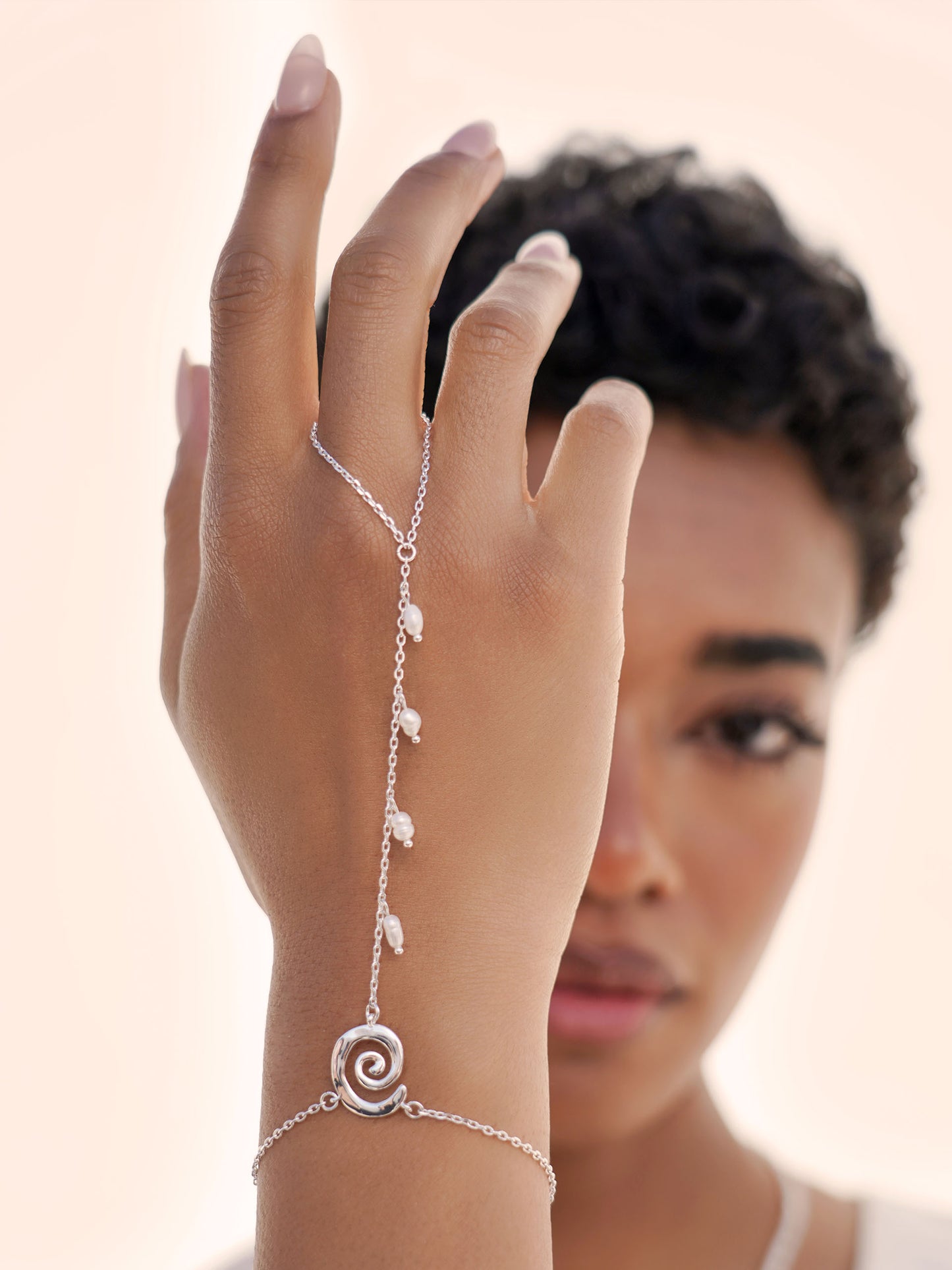 Aura Pearl Hand Chain Pearl with Silver Plating model