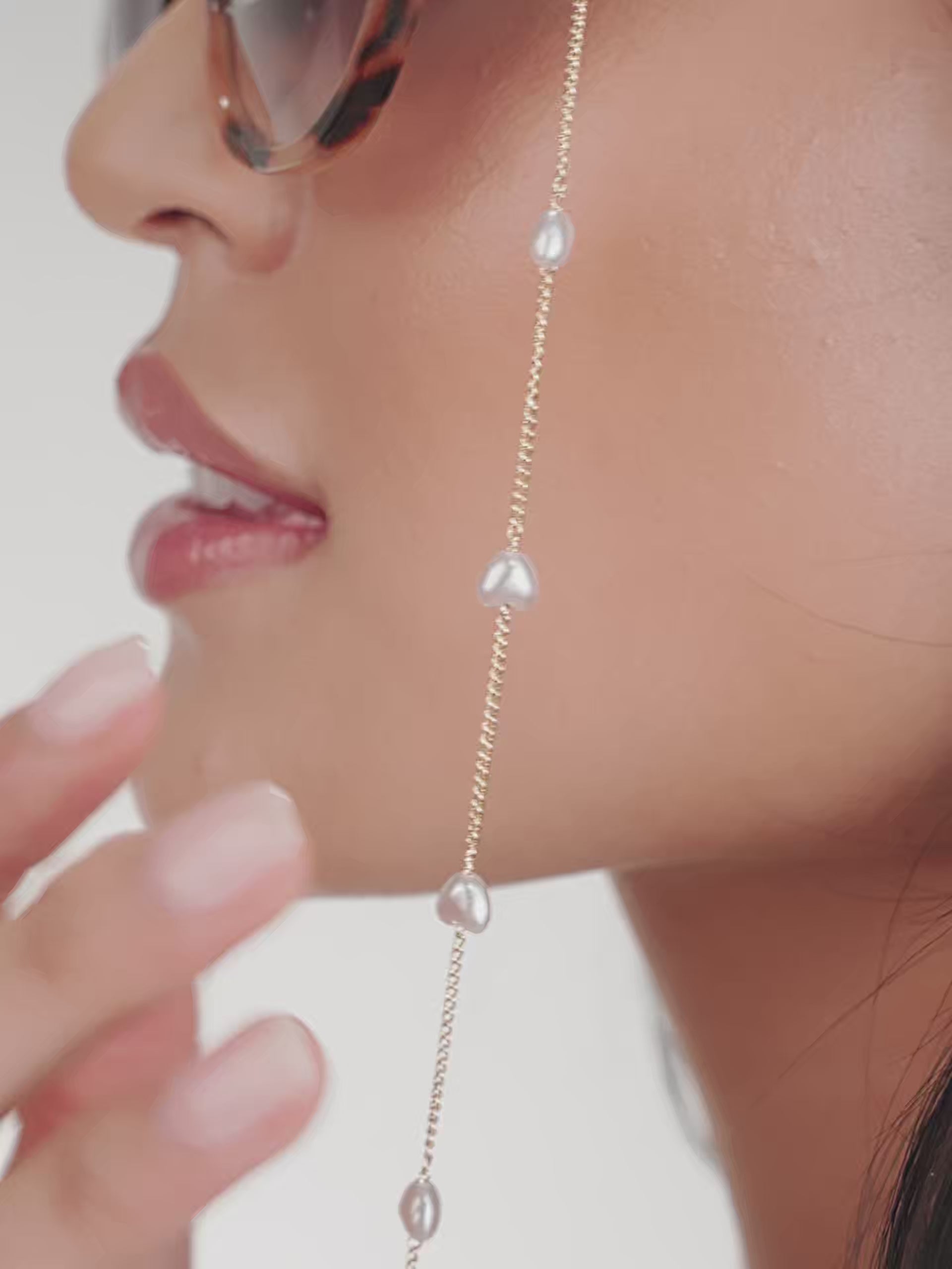 Pearl Lovers Eyeglass Chain video