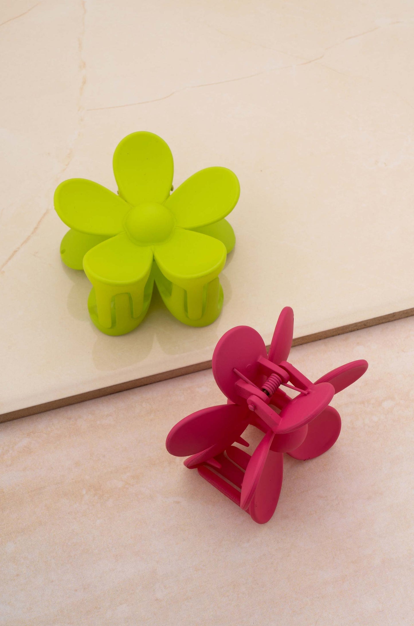 Flower Power Daisy Hair Claw Set on slate 2