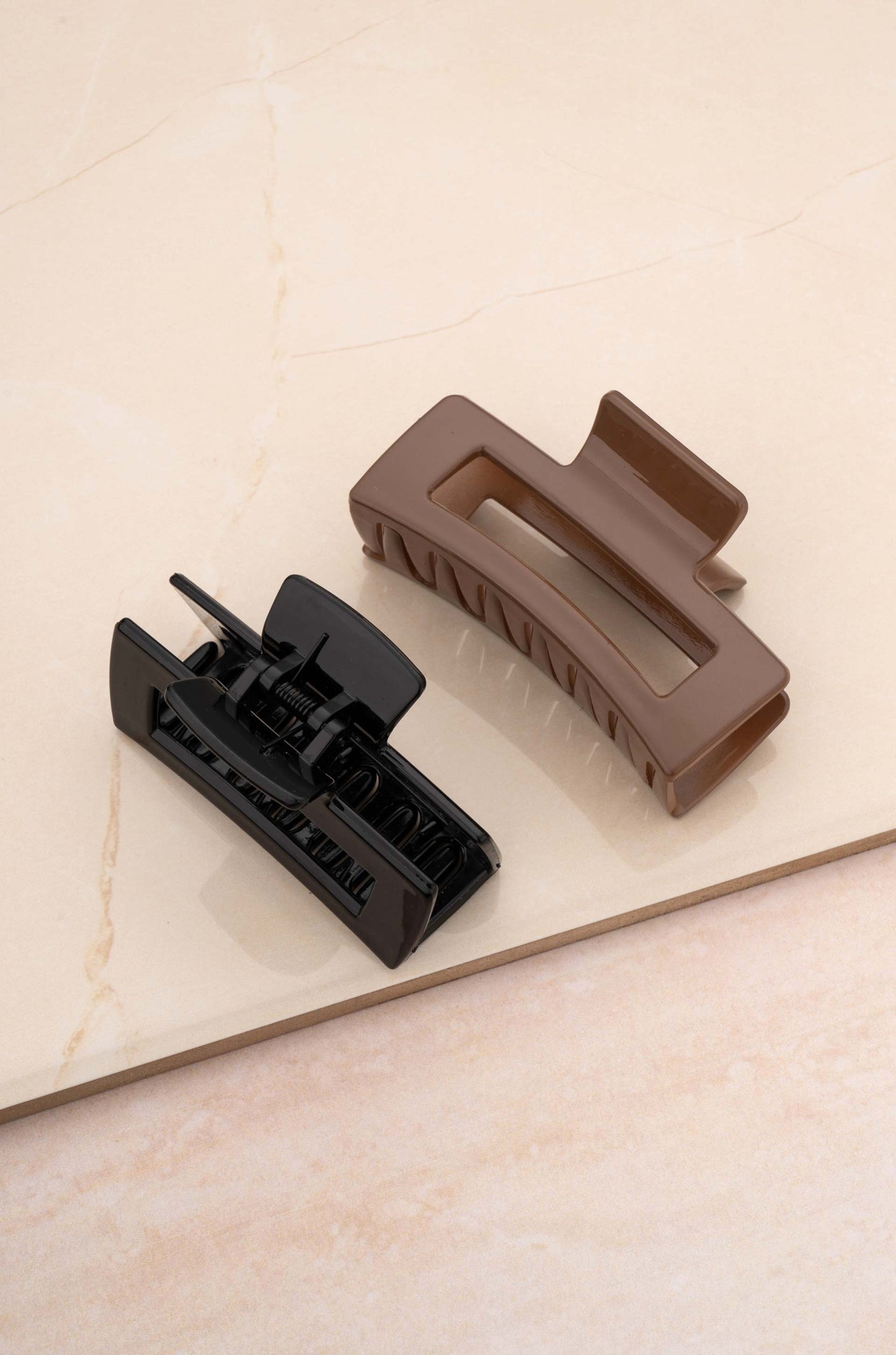 Everyday Essential Hair Claw Set on slate 2