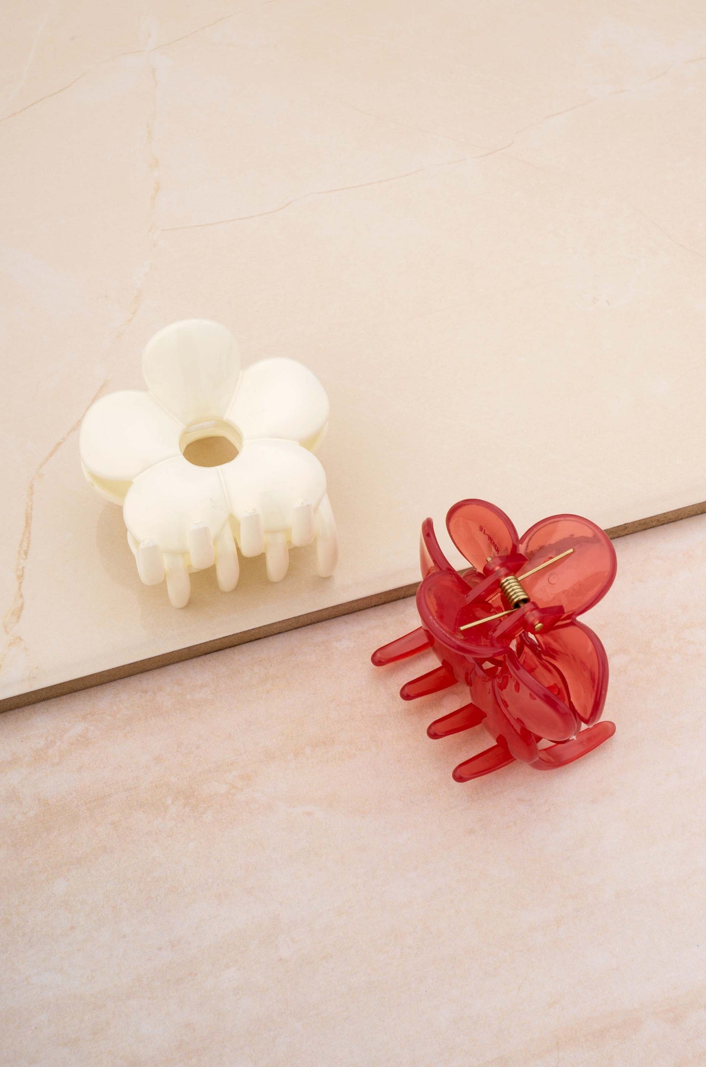 Ditsy Daisy Hair Claw Set on slate