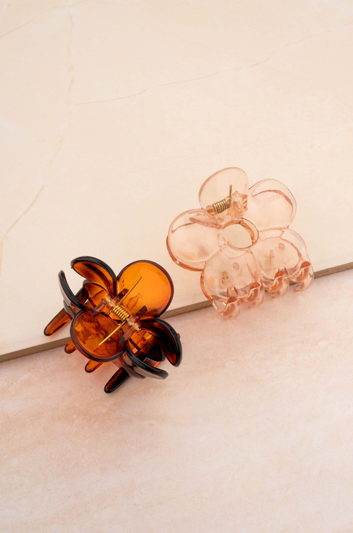 Ditsy Daisy Hair Claw Set on slate 2