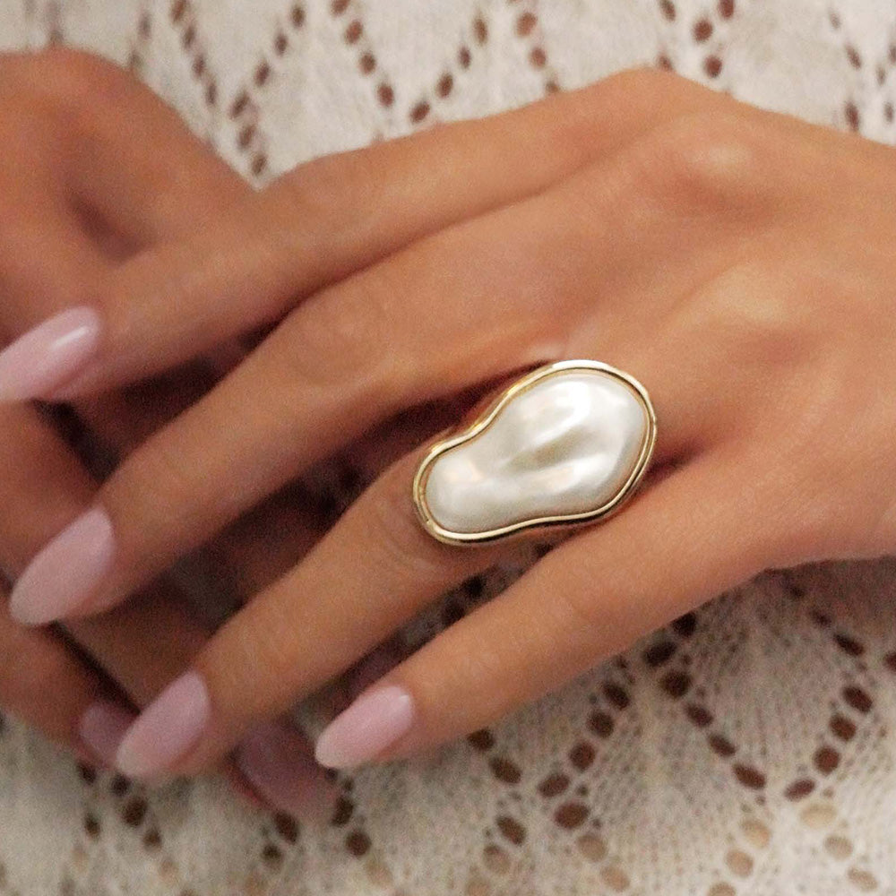 model in pearl jewelry