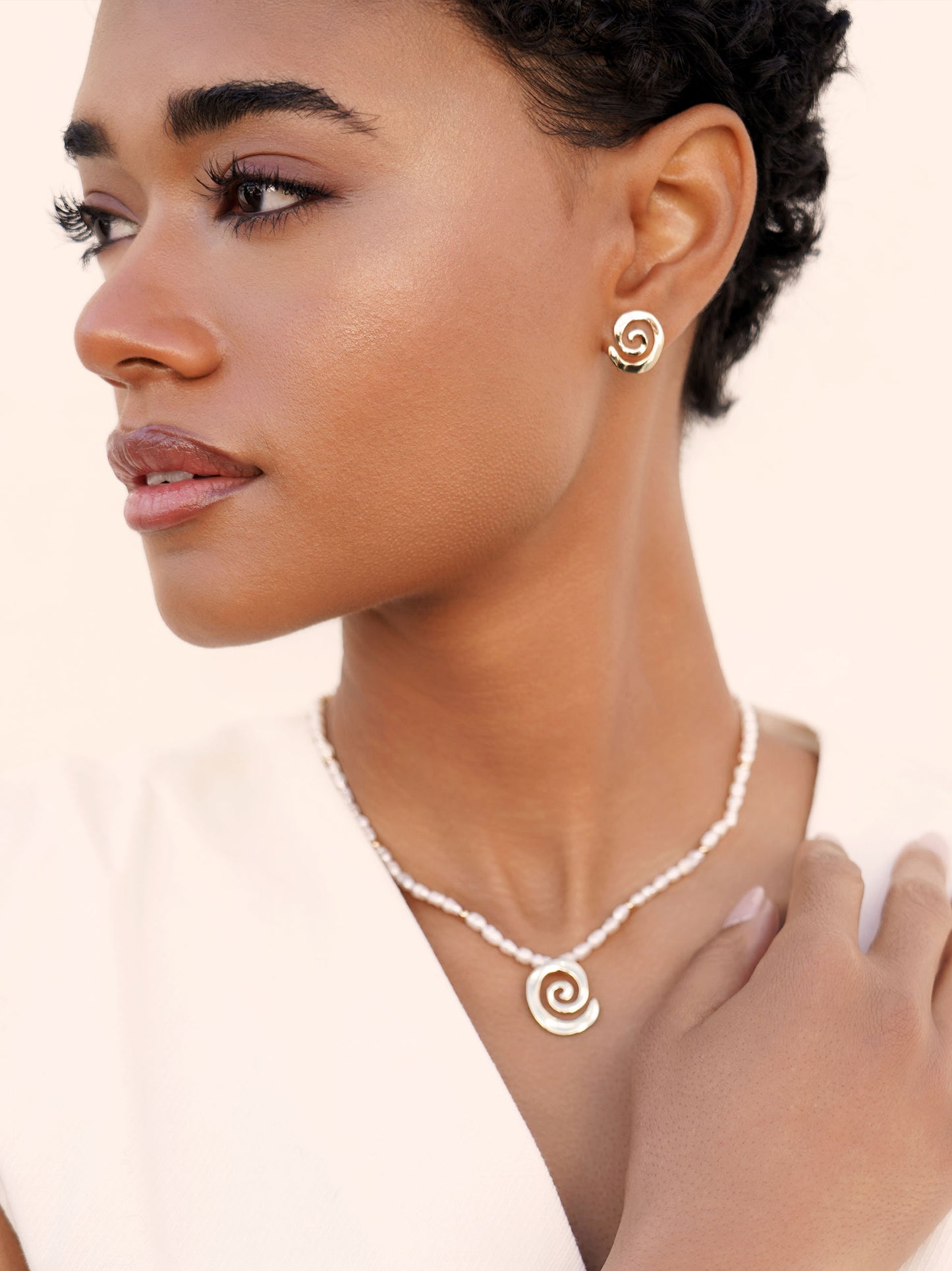 Aura Swirl Studs and Pearl Necklace in Silver Plated Model 