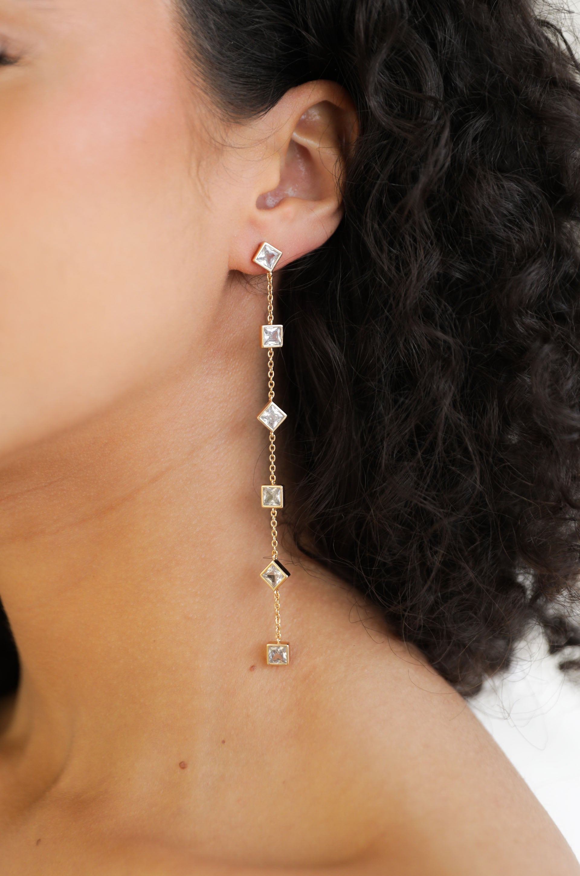 Geometric Linear Earrings in clear model