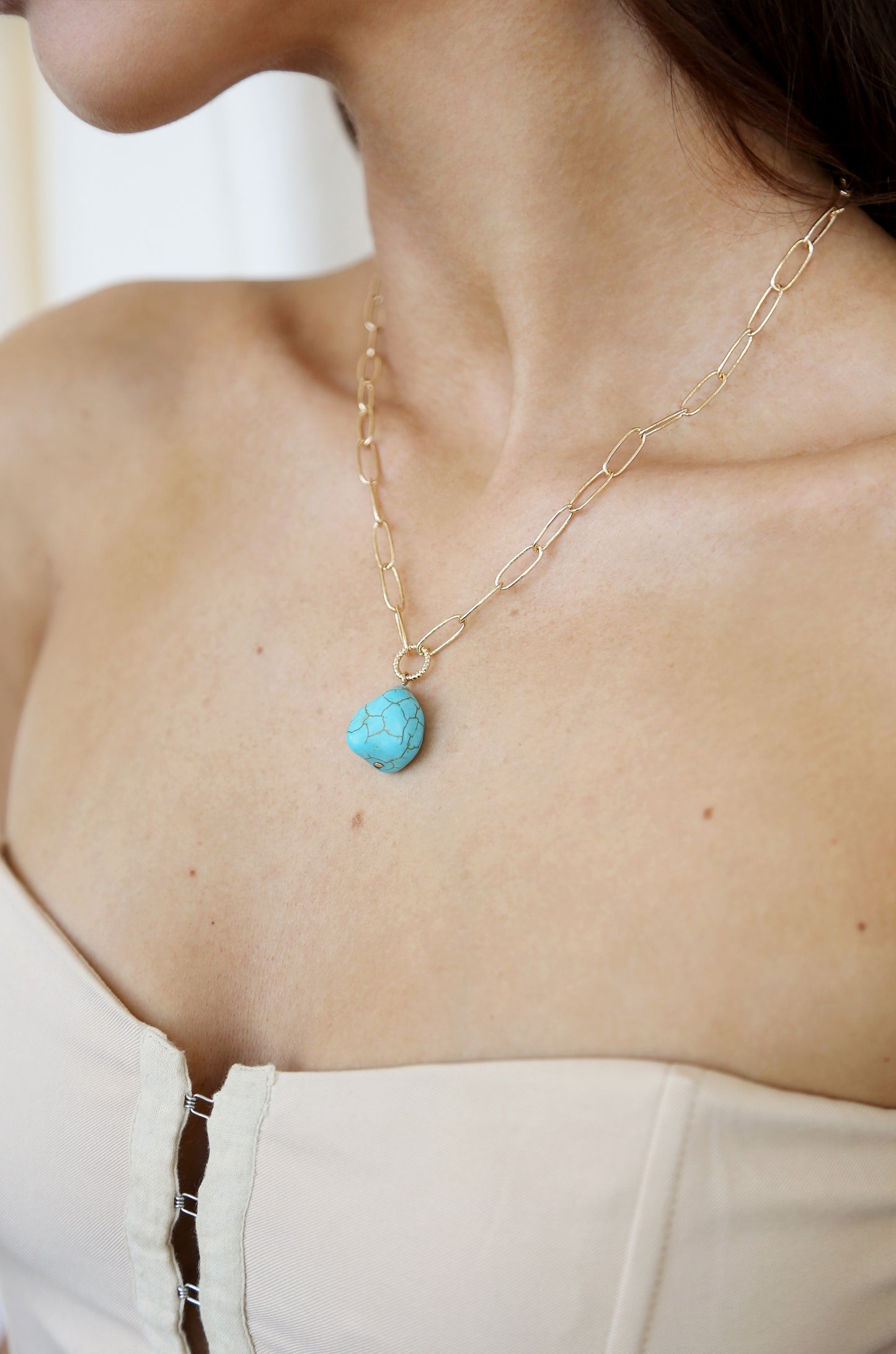 Single Pearl Open Links Chain Necklace in turquoise on model 