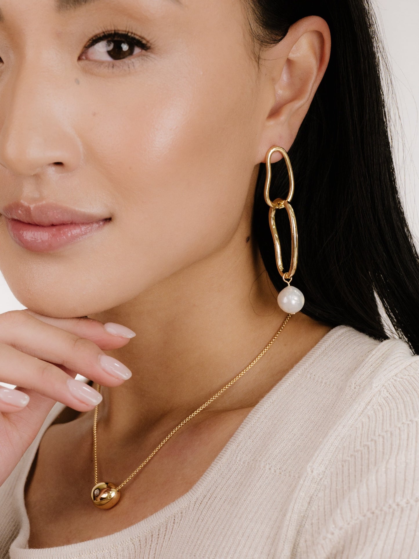 Mara Dangle Pearl Earrings on model 4