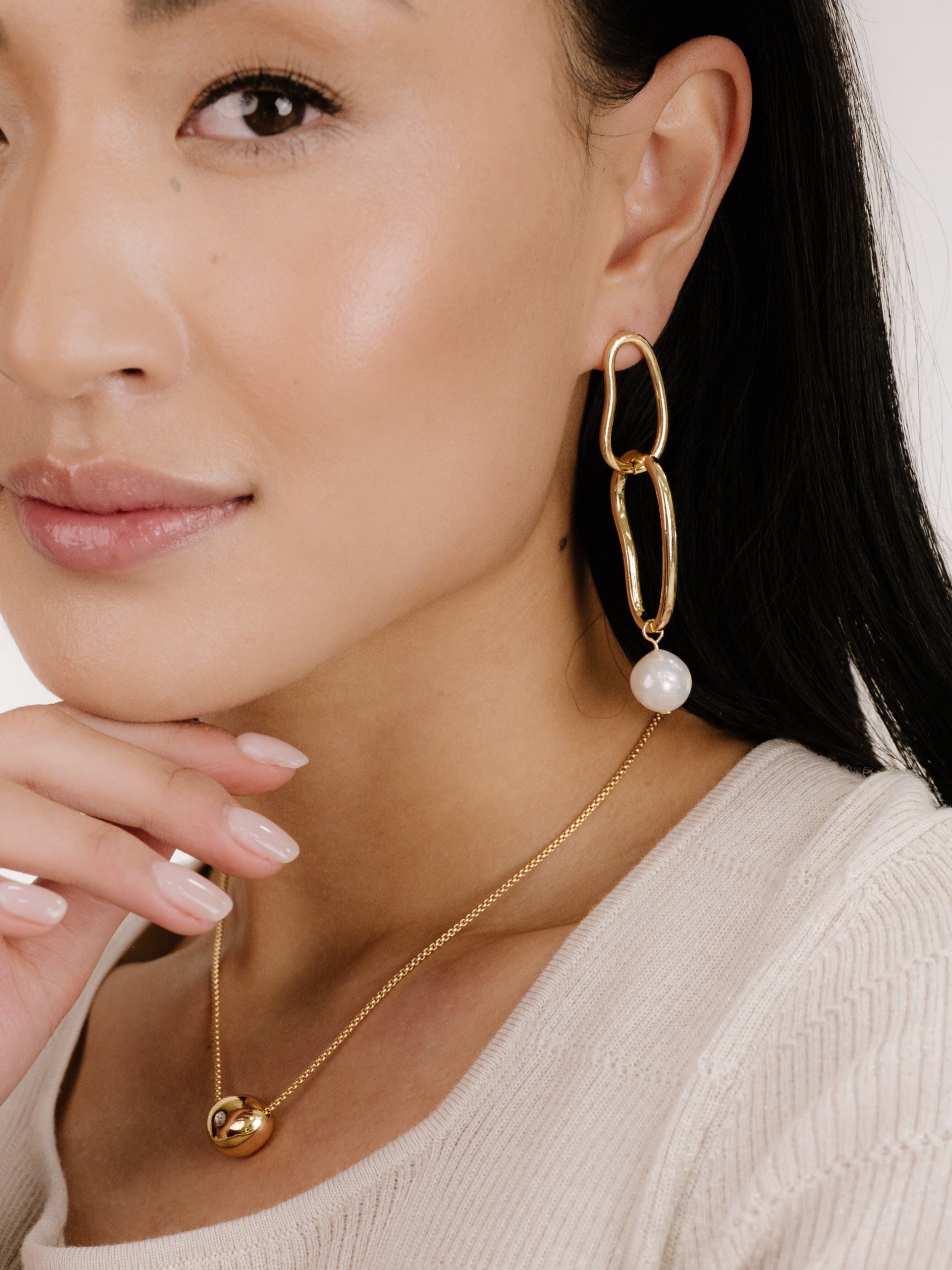 Mara Dangle Pearl Earrings on model 4