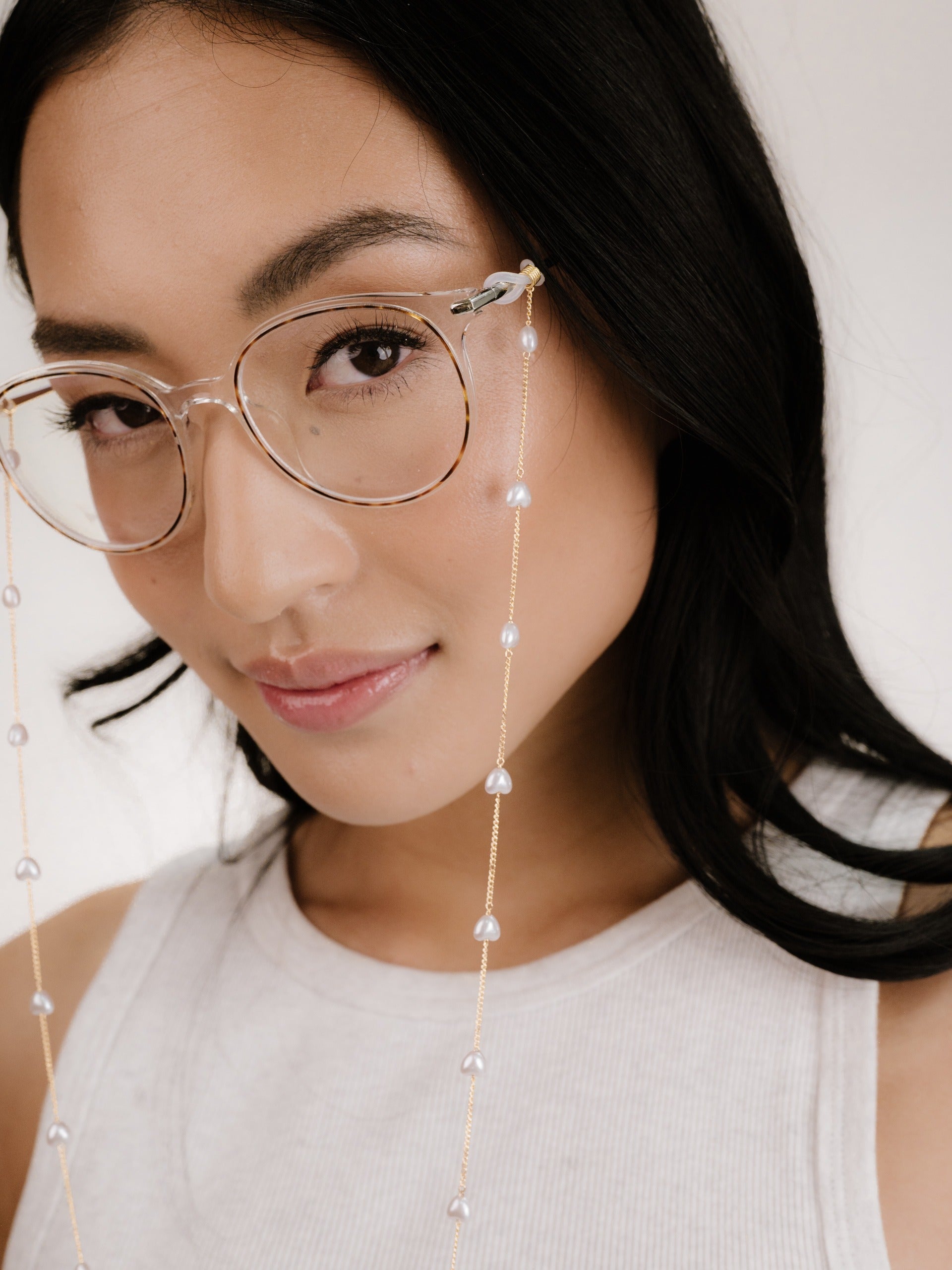 Pearl Lovers Glasses Chain on model