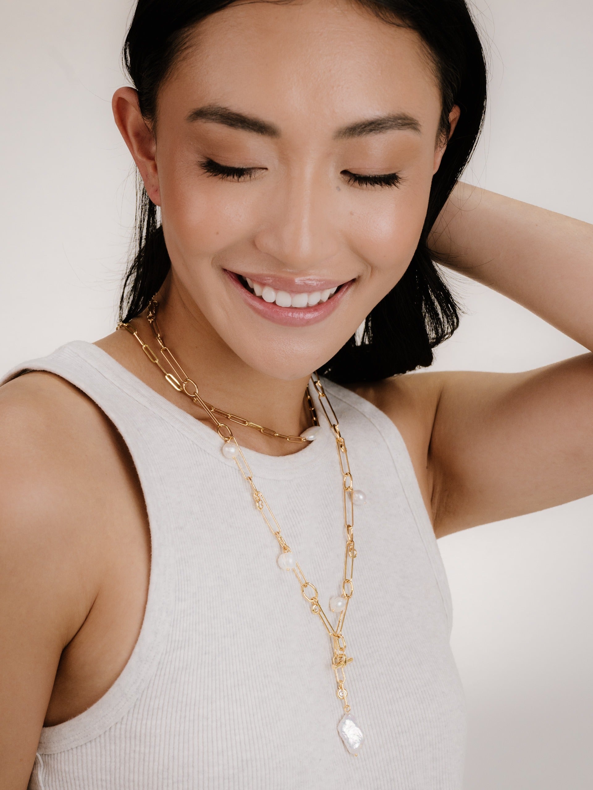 Deep Water Pearl Lariat Necklace on model 3