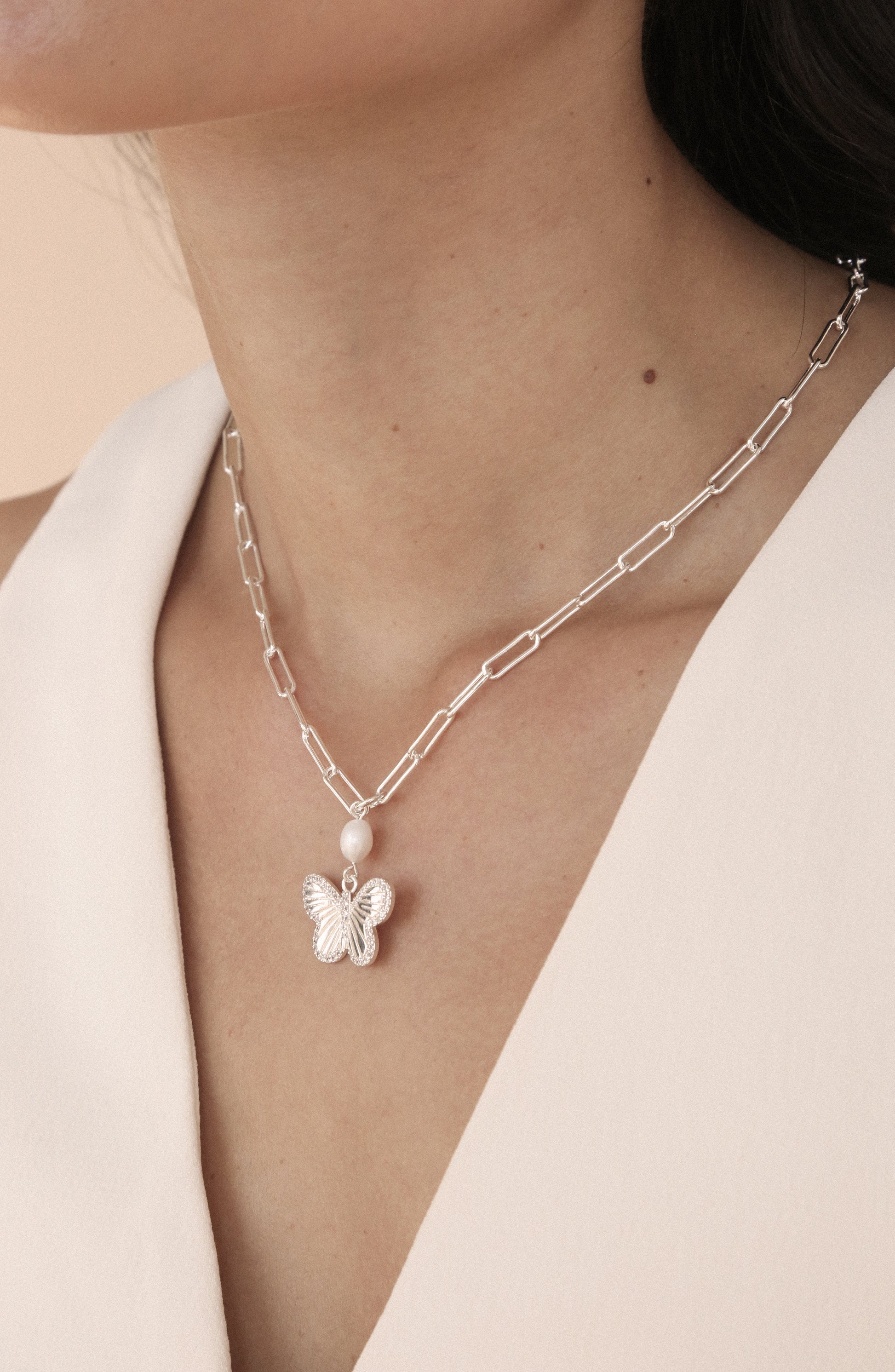 Butterfly Pearl Chain Necklace Pearl with Silver Plating model