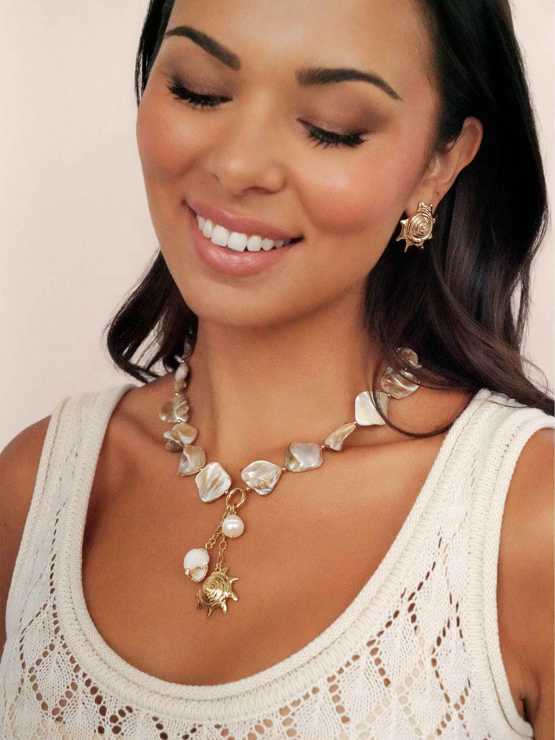 True Shell Necklace on model 2