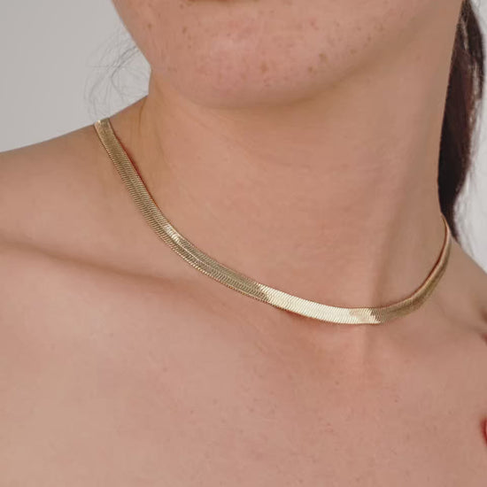 Brooklyn Flat Herringbone Chain Necklace video