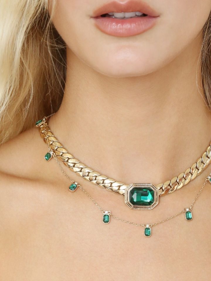 model in emerald jewelry