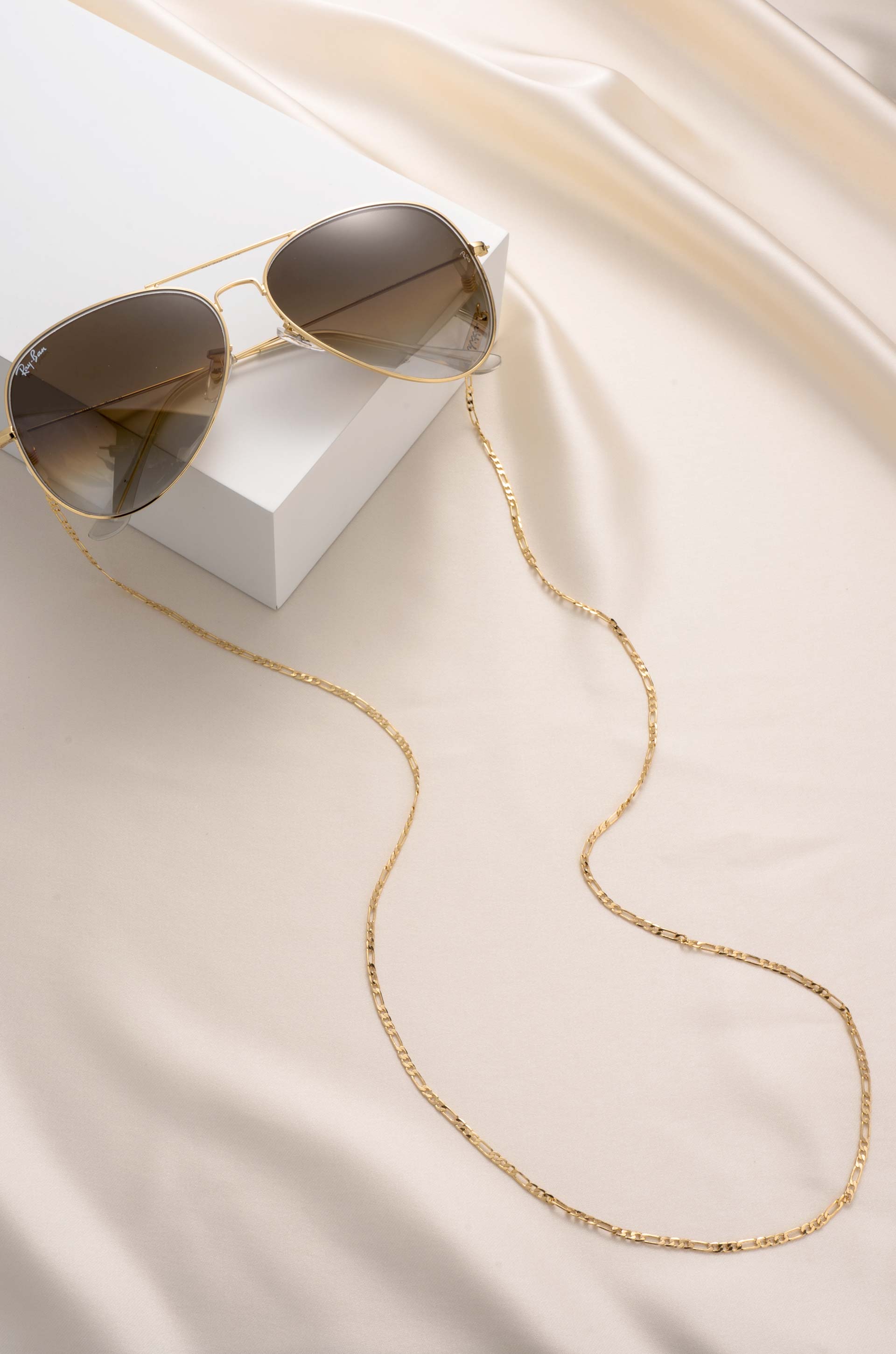 Everyday Glasses Chain in gold on slate