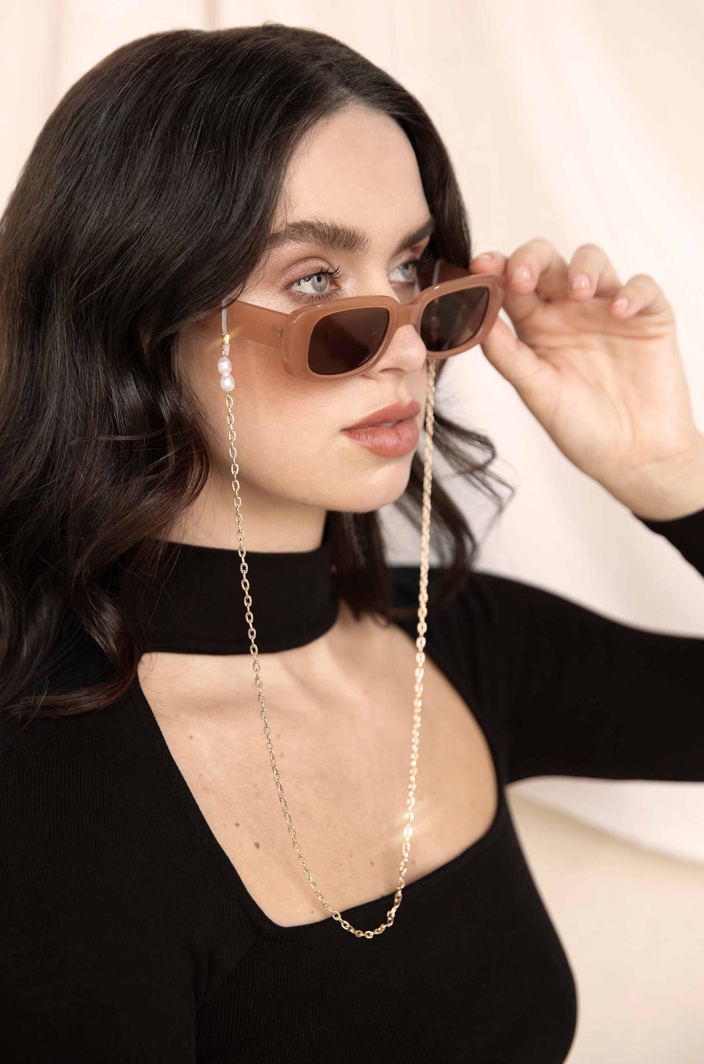 Wide Link Pearl Glasses Chain on a model
