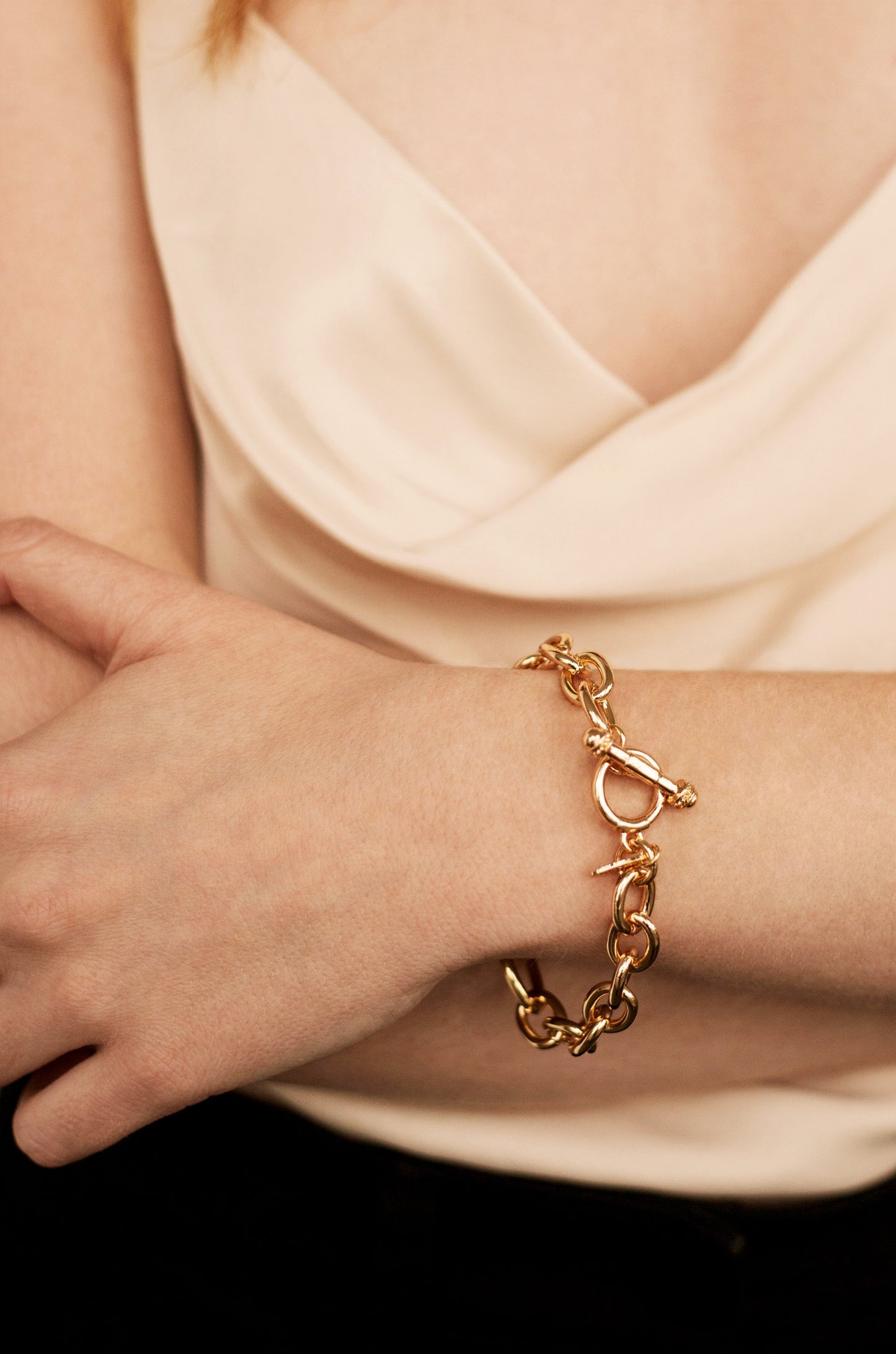 Simple Chain Link 18k Gold Plated Bracelet with Toggle on model